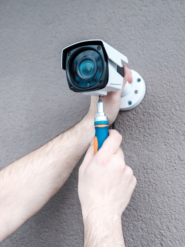 technician-adjusting-cctv